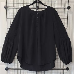 NEW. Great Blouse with Trendy Puffed Sleeves.